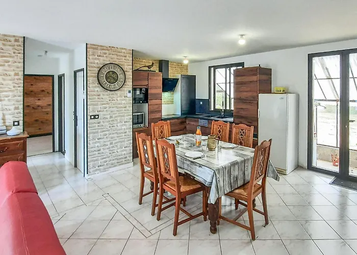 2 Bedroom Stunning In Hébergement de vacances Bacilly